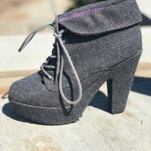 Chunky platform heals